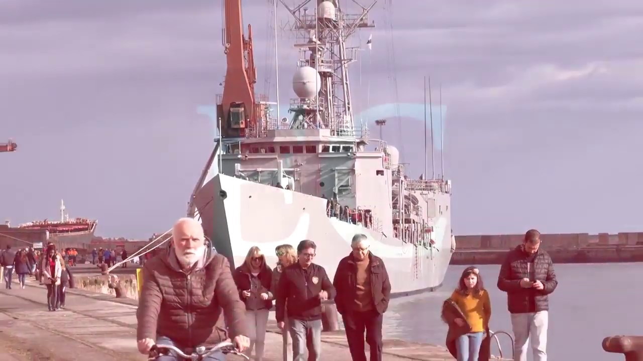 La fragata 'Reina Sofía' y el buque 'Cantabria' atracan en El Musel