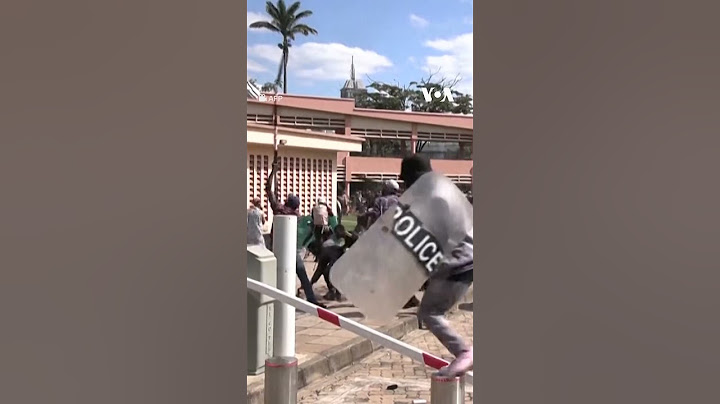 Protesters storm Kenya’s Parliament barricade | VOA News #shorts