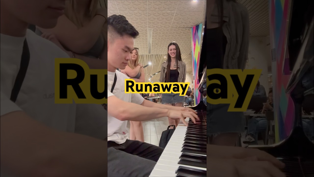 When 2 girls asked me to play Runaway #piano #publicpiano #runaway #kanye