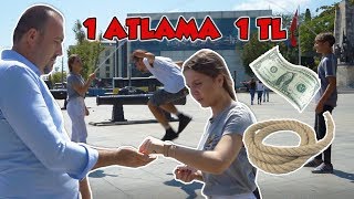 1 İP ATLAMA = 1 TL! Sokakta İp Atlattırıp Para Dağıttım!