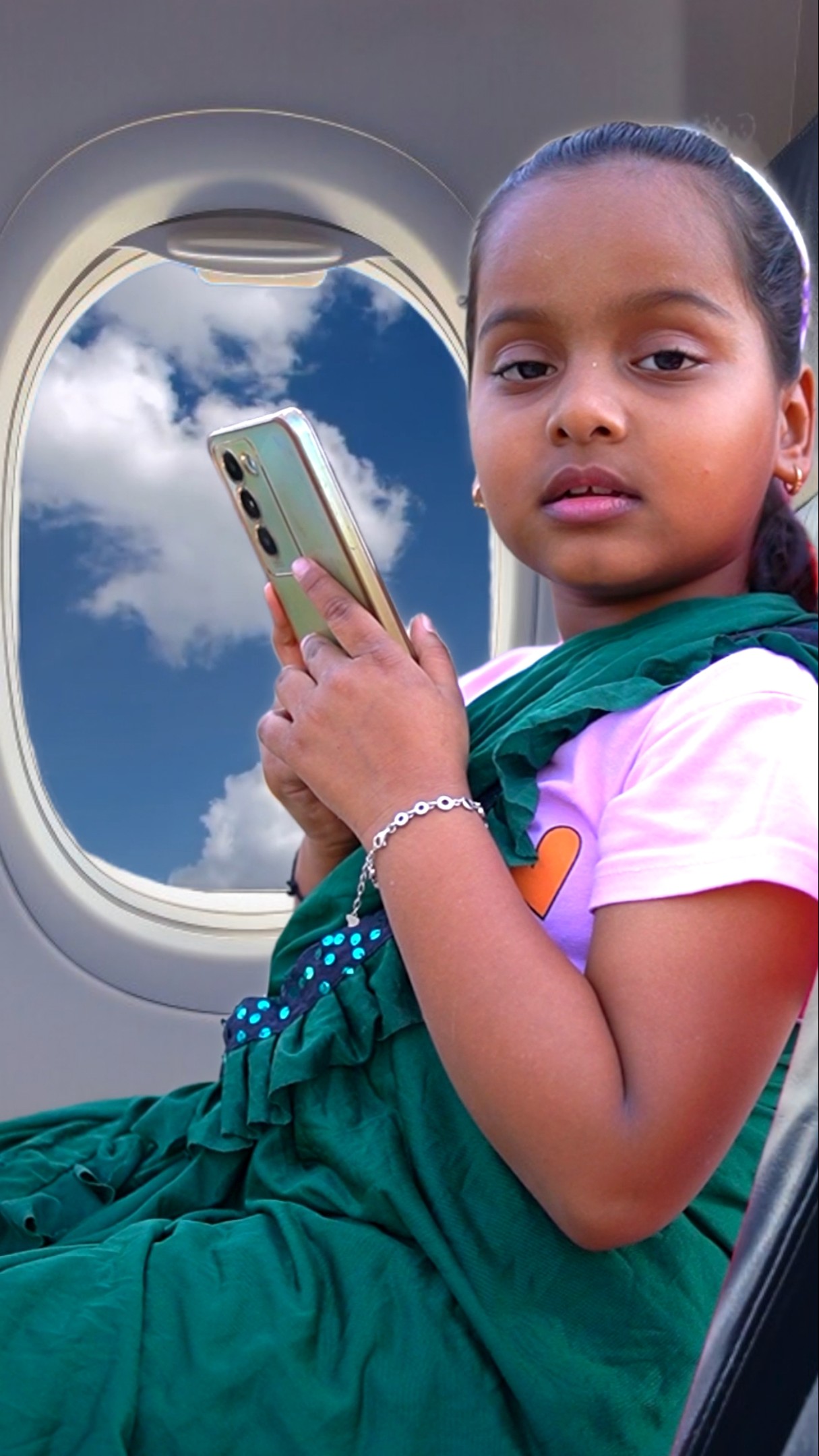 Mamma ne aeroplane ✈️ se gifts beja ?? #shorts #funnyshorts #trendingshorts