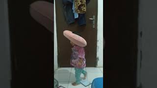 Yuna Pakai Bantal Leher