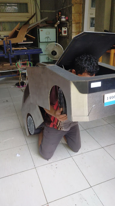 Asli keren guys, mobil berubah menjadi robot warna silver dari mainan kardus