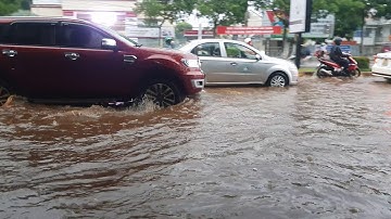 Đường Nguyễn Chí Thanh - Tp Buôn Ma Thuột  thành sông sau cơn mưa lớn