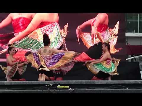 เซิ้งกินรีเล่นน้ำ by Toronto Thai Dance Troupe