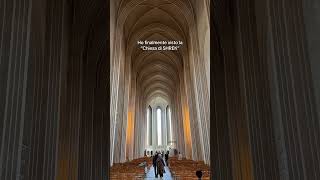 Posso dire solamente BELLISSIMA. Si chiama Grundtvigs Kirke, si trova a Copenaghen ed assomiglia ...