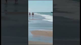 Una potente narcolancha atraviesa la playa de Los Enebrales hasta las dunas entre los bañistas