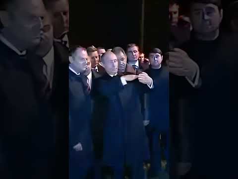 #putin #lider #presidente #rusia Putin visits the scene of a plane crash.