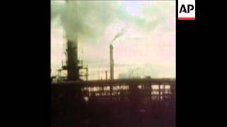SYND 30-12-73 FULL OIL TANKERS WAIT TO UNLOAD FUEL