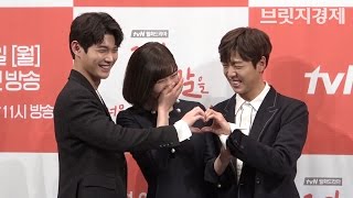 Video-Miniaturansicht von „[영상] '그녀는 거짓말을 너무 사랑해' 이현우-조이-홍서영 등 풋풋한 분위기 느껴지는 유쾌한 포토타임“