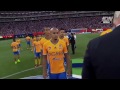 Agarran a besos a jugadores de Tigres