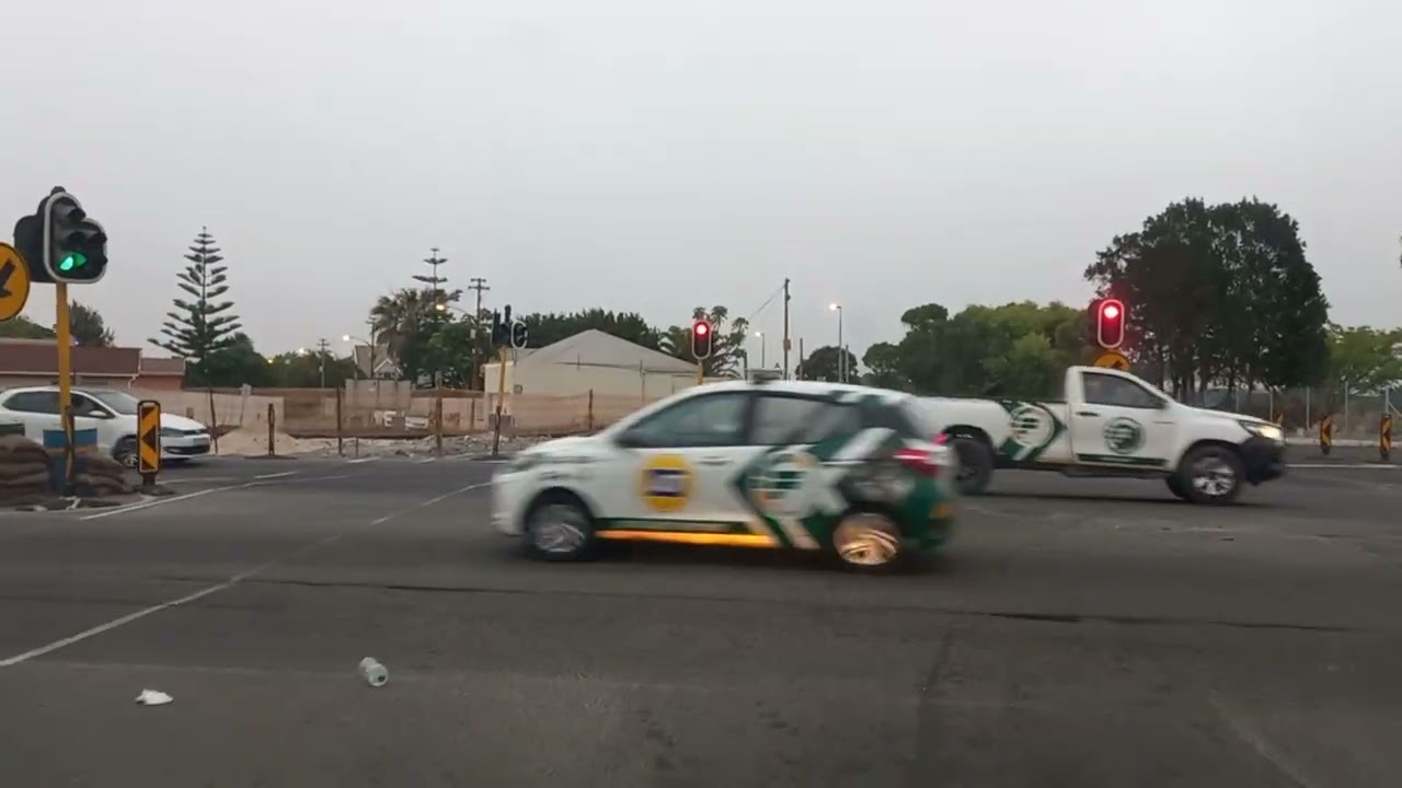 Поездка на автомобиле на рассвете летом в Атлоне, Рондебош-Ист, Лансдауне, Кенвине и Винберге в п...