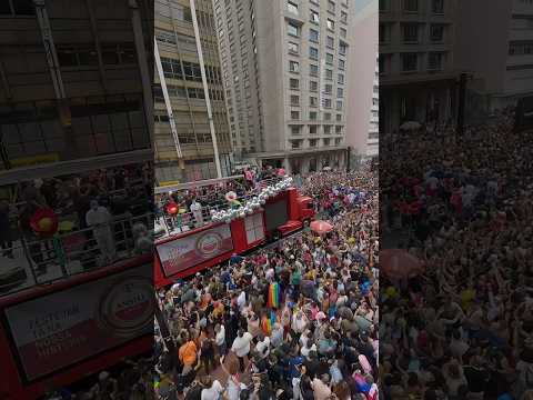 Ludmilla no trio da Amstel na 29ª Parada do Orgulho LGBT+ de São Paulo.