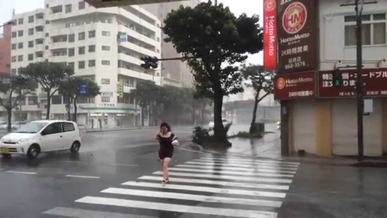 沖縄の大型台風で出歩く女性japan Youtube