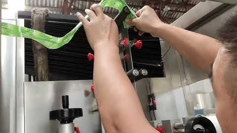 Sleeve labeling machine