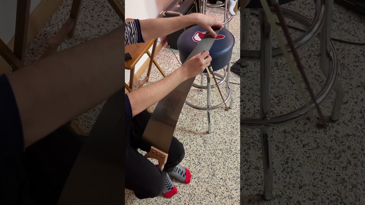 Guarda Playing a saw with cello bow. Sounds more like sci-fi effect than music. su YouTube Guarda Playing a saw with cello bow. Sounds more like sci-fi effect than music. su YouTube