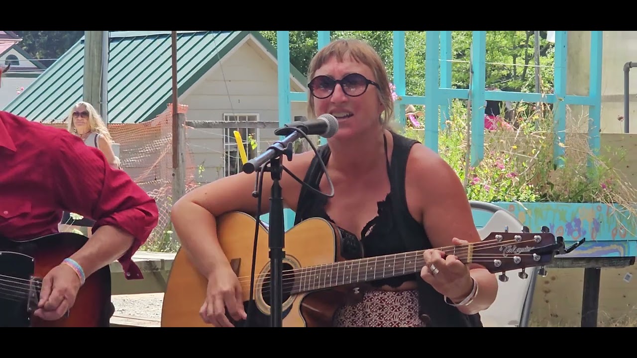 Amy Muloin gets so twangy, bluesy, and groovin' on the Garden Stage at