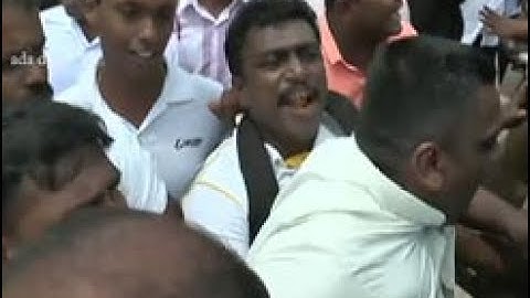 Tear gas and high-pressure water cannons used on protesters (English)