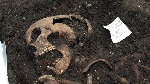 Archaeologists dig up 3,000 skeletons at London site