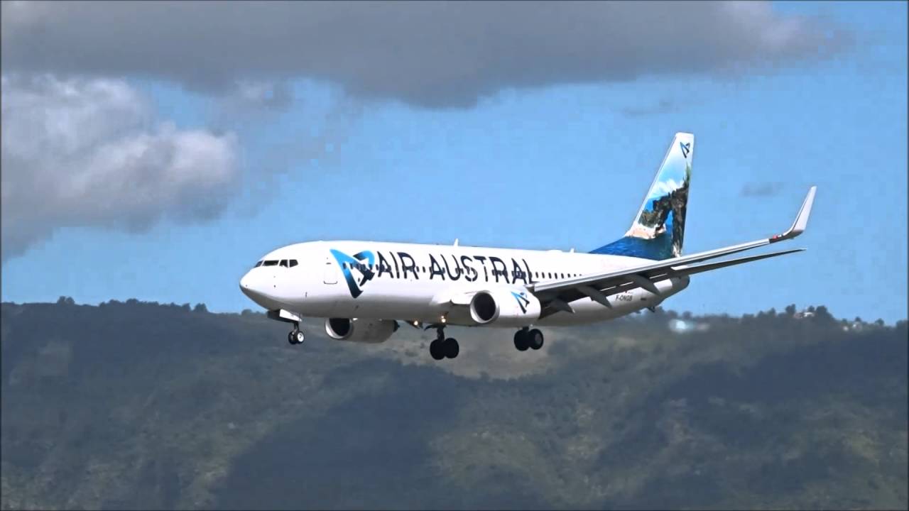 Roland Garros Airport-Planes Spotting Take-off and Landing (RUN/FMEE)