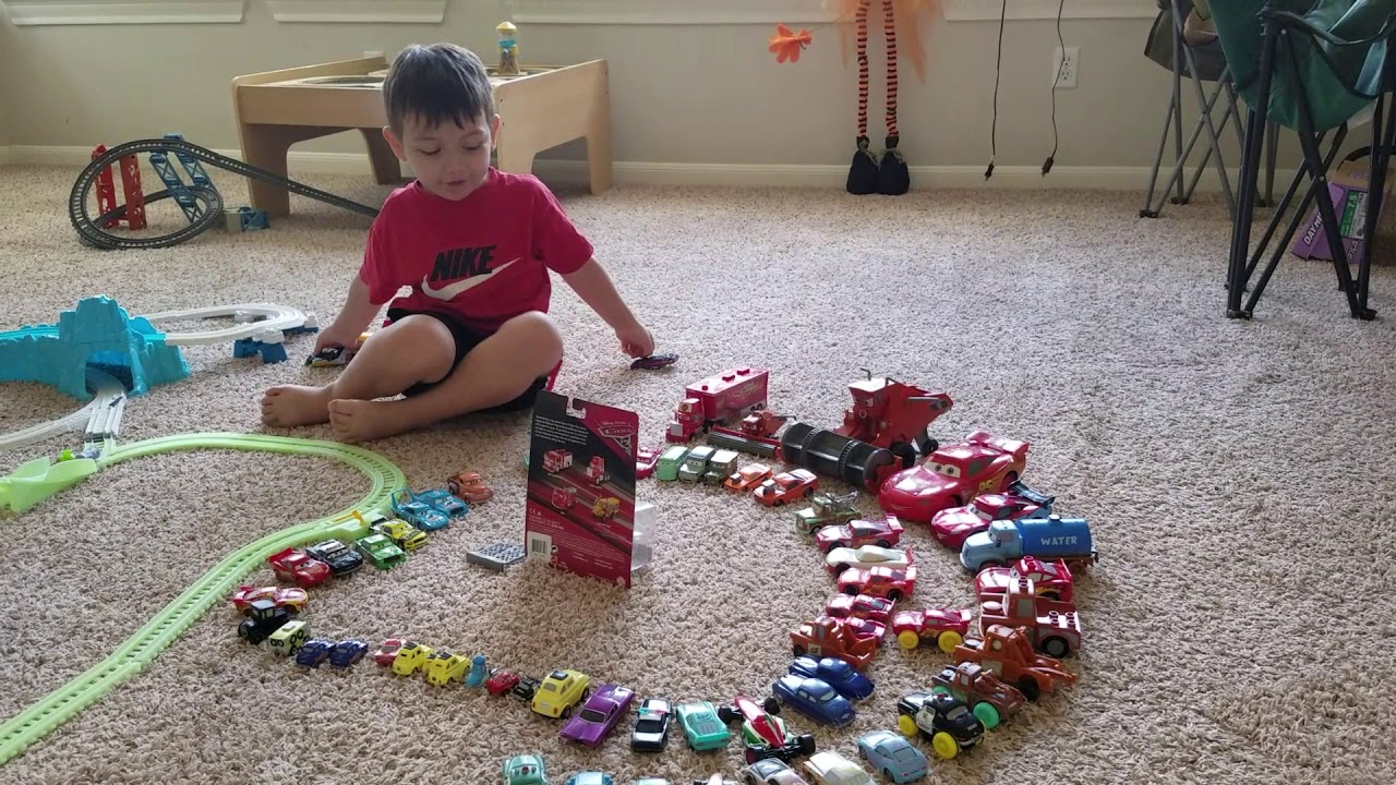 toysrus Matthew playing with Cars 3