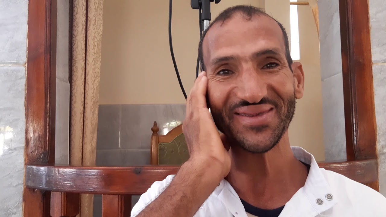 نور الدين طير مؤذن مسجد بحي 8 ماي بالوادي يؤذن المالكي و المشرقي