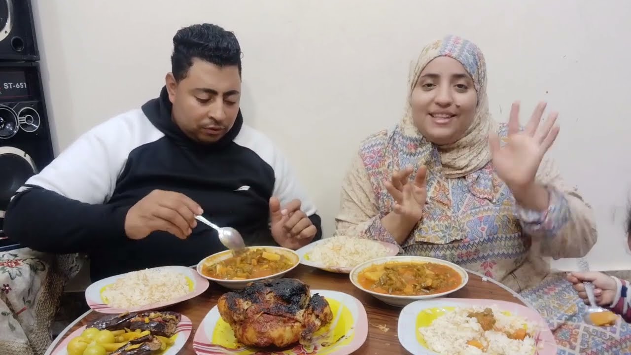 تحدي اكل مع العيله على الطبليه فاصوليا خضراء رز بالشعريه وفرخه كتكوت 😅 هاني كل الفرخه كلها 😱😭