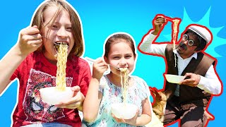 Selín y su hermano preparan fideos indonesios para su abuelo🍜 🍜  Juegos para niños