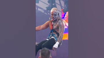 Darby stuurde Moxley een bericht vanaf de top van een berg 🗻 - en het werd afgeleverd!