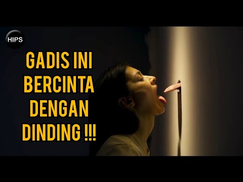 GADIS INI BERMESRAAN DENGAN DINDING DI RUMAHNYA