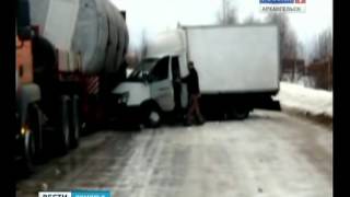 В результате ДТП разорвало фургон с молочной продукцией(, 2014-02-26T13:14:24.000Z)