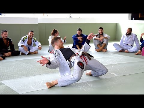 Fabio Kamikaze dançando na academia de jiu-jitsu! Dancing in the jiu-jitsu gym