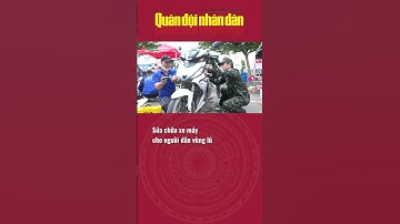 Sửa chữa xe máy cho người dân vùng lũ