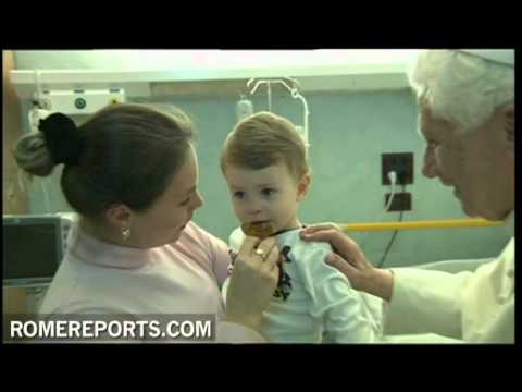 Pope visits children in Roman hospital