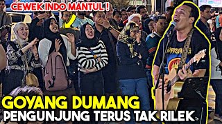 Suasana jadi rancak bila Cewek Indonesia semangat ikut Bob nyanyi lagu dangdut Goyang Dumang