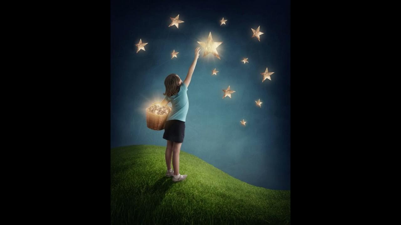 Песня в путь. Дотянись до звезд. Песня в путь. Руки на фоне звездного неба. Звезды эстетика.