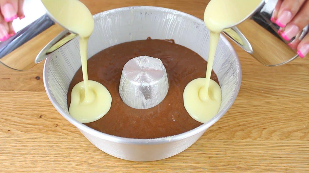 DESPEJE O LEITE CONDENSADO NO BOLO CRU, O RESULTADO É SURPREENDENTE!