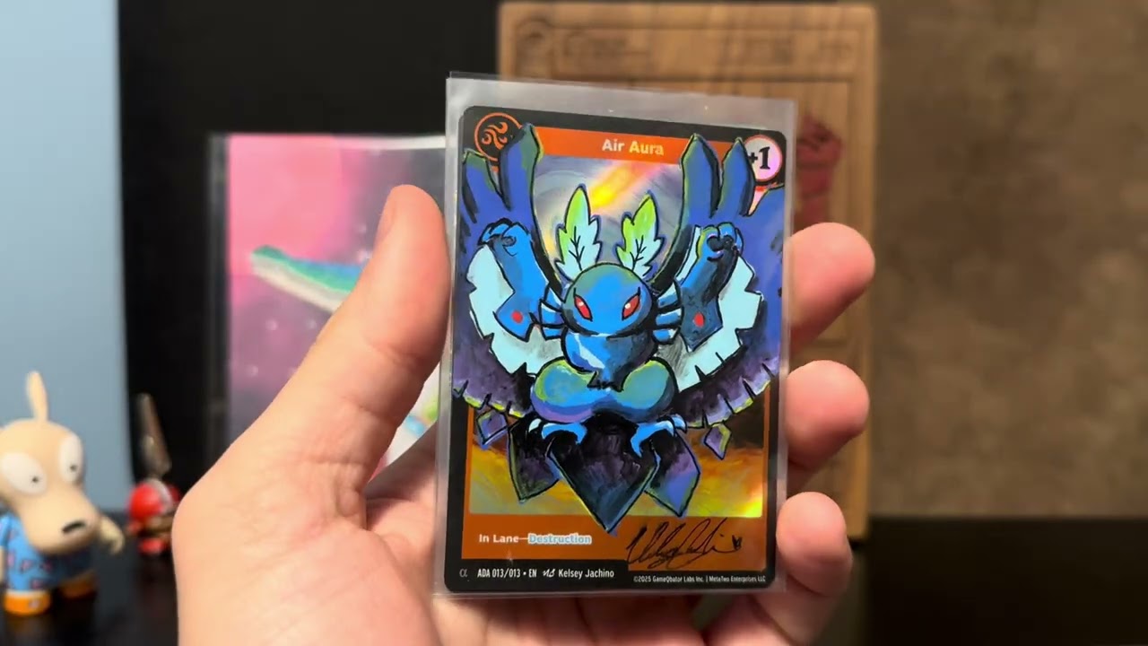 Голографические карты MetaZoo 2025 Alpha с автографом и рисунками Келси Джачино.