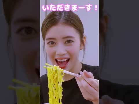 2口でカップ麺を食べようとするアイドル...#niziu #ニジュー #ラーメン #モッパン #rima #shorts