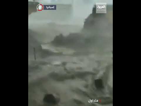 مشهد مروع لحظة مداهمة الفيضانات لمنزل في إسبانيا وتحطيمه