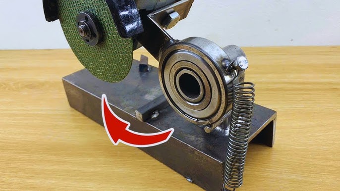 Toliq uzunlikdagi yalangoch yosh qoramagiz