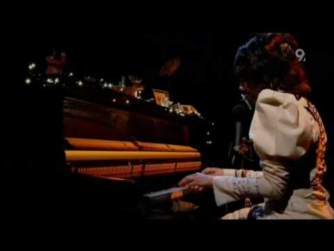 PJ Harvey - White Chalk (Live Jools Holland 2007)