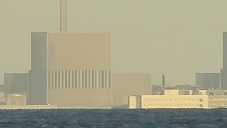 Barsebäck observed below the horizon
Barsebäck powerplant observed from 19km of distance, with the bottom of the buildings below the horizon.
Position of observation: 55.7138N, 12.6206E
Position of Barsebäck power plant, 55.745N, 12.921E.
Air temperature: 2-6 C degrees
Water temperature 3-5 C degrees
Air temperature from: https://www.dmi.dk/vejr/maalinger/vejret-lige-nu/
Water temperature from: https://www.dmi.dk/hav/maalinger/vandtemperatur/ Barsebäck observed below the horizon