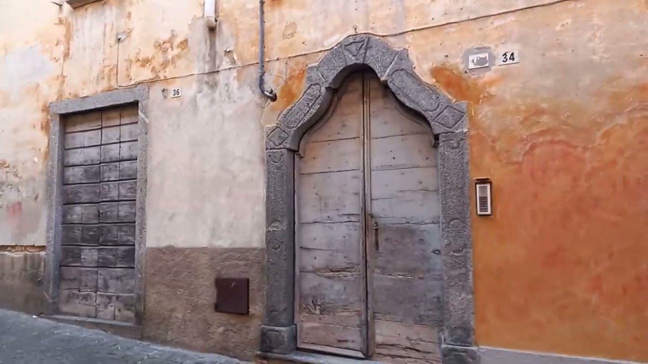 Замок 12 века и Башня при нем, но там....Живут Люди!!!!Как? Ассо- это зеркальное отображение Канцо!