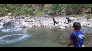 THREE GUYS FISHING IN NEPAL WITH CAST-NET | HIMALAYAN TROUT FISHING IN NEPAL | ASALA FISHING | screenshot 4