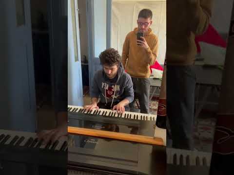 Suona al pianoforte una canzone dopo averla ascoltata solo una volta
