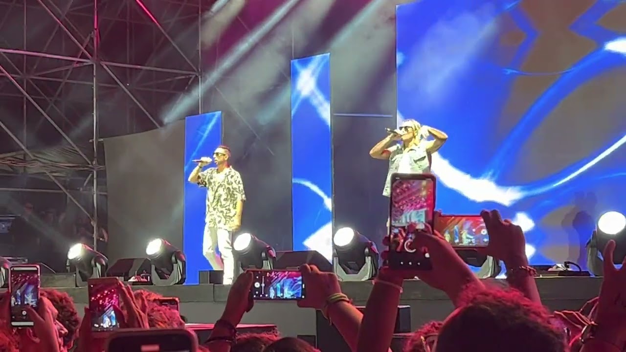 GEMELLI DIVERSI al CocaCola Summer Festival 2022 cantano dammi solo un minuto, Foto ricordo e GEMELLI DIVERSI al CocaCola Summer Festival 2022 cantano dammi solo un minuto, Foto ricordo e