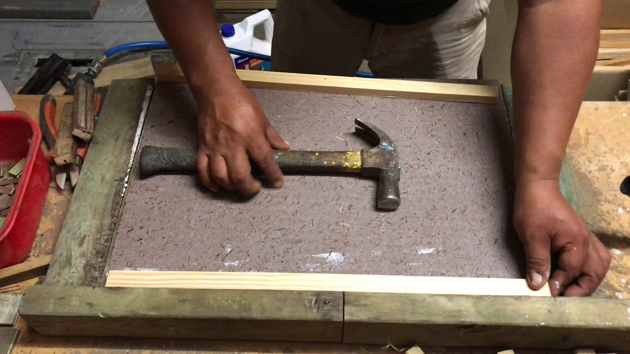 Apicultura de Punta - Armado de bases para las colmenas.