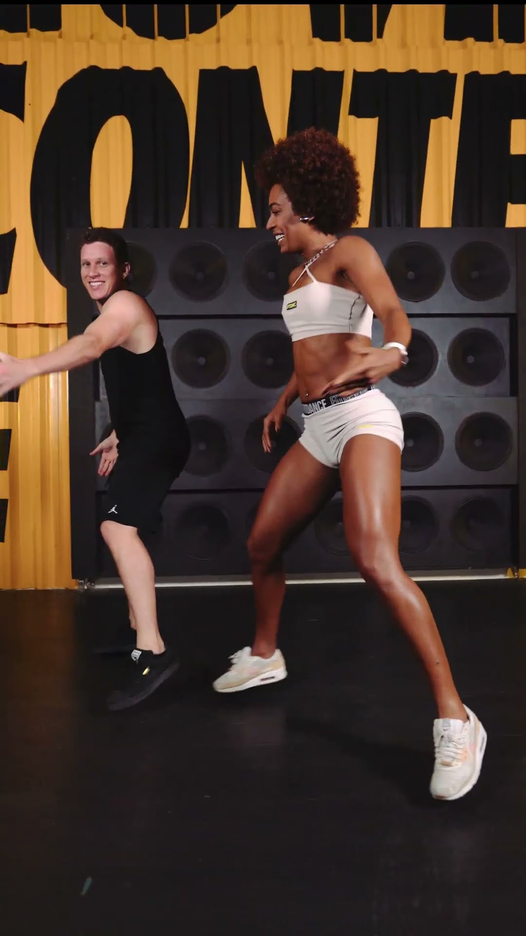 E todo mundo vai no chão, chã chã chão!  | FitDance