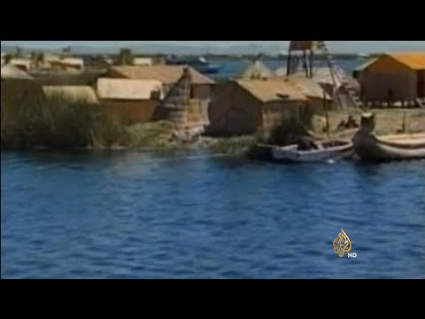 جزر عائمة من العبوات البلاستيكية في بوليفيا